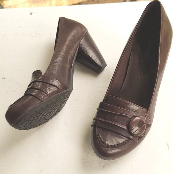 BareTraps "Savina" round toe button short heels - Picture 2 of 11